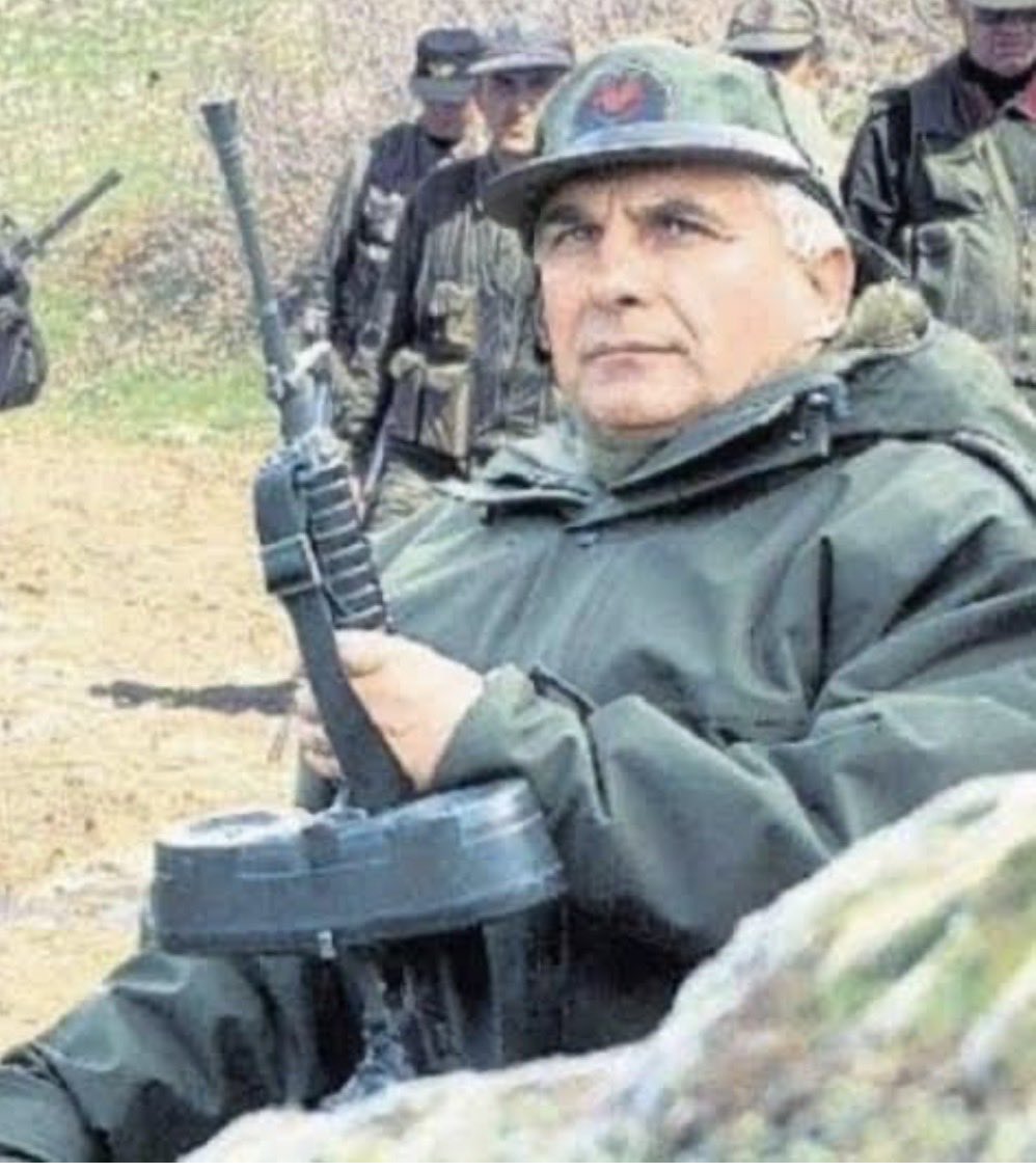 14 Ağustos 1996 tarihinde KKTC’de Türk bayrağını indirip göndere Yunan bayrağını çekmek isteyen Rum’u vur emri veren Hasan Kundakçı paşayı rahmet ve minnetle anıyorum