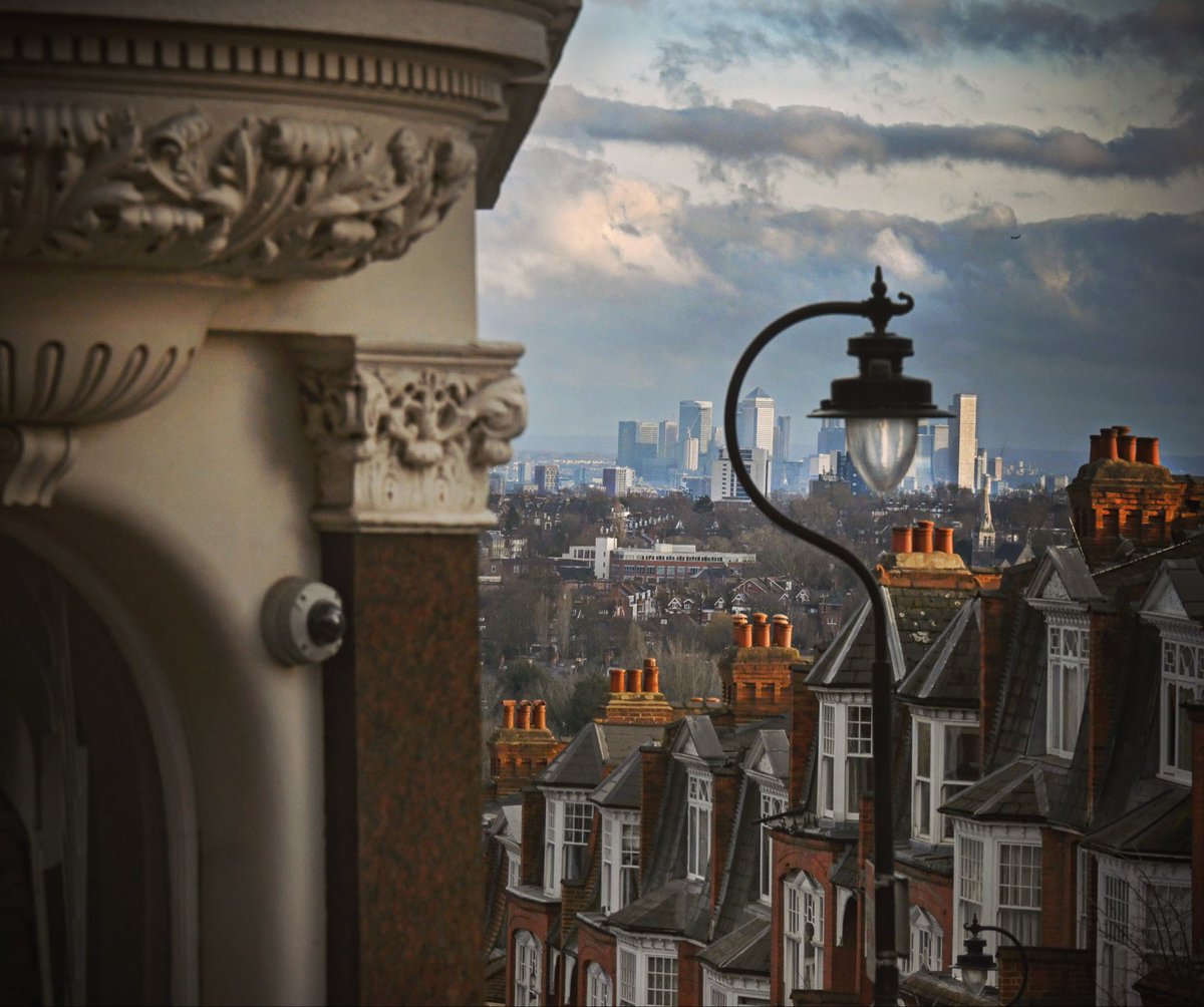 JeffOvers's tweet image. From the top deck of this evening’s 134 #London bus ride along Muswell Hill Broadway