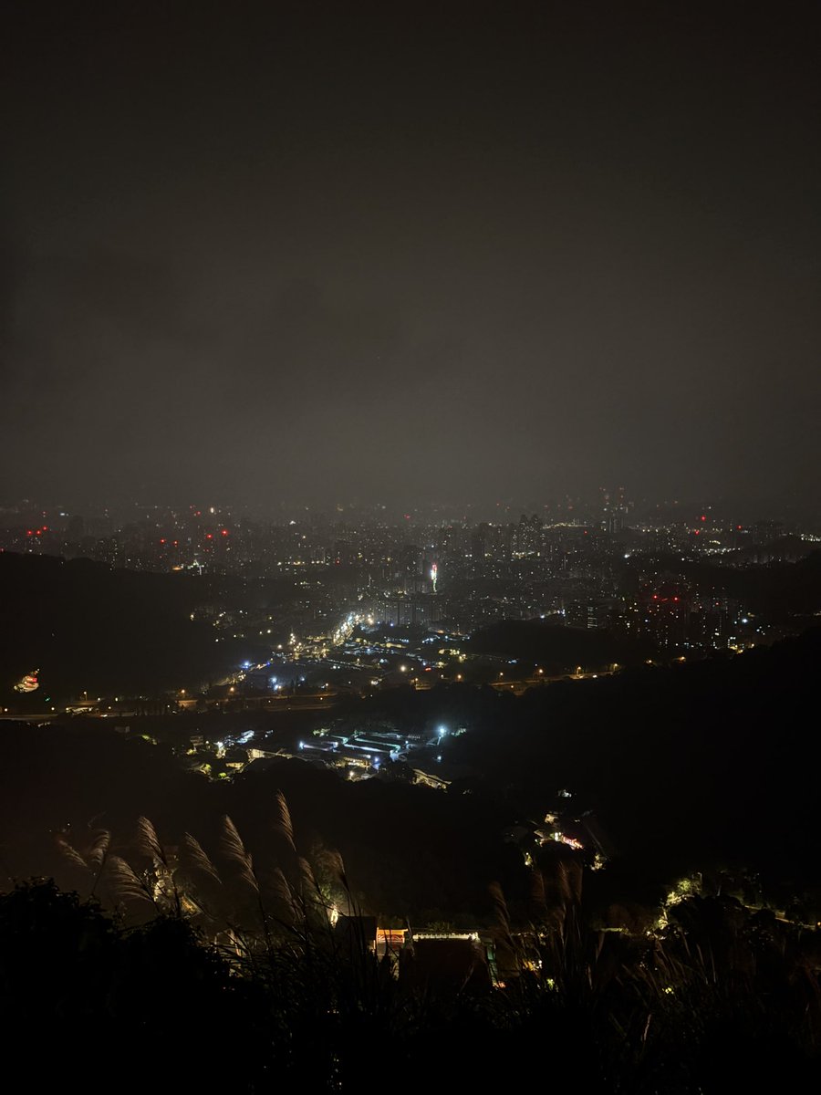 wuenjun2's tweet photo. 夜跑洪爐地 
祈求順順利利🙏🙏 https://t.co/eiJdpMYnDX