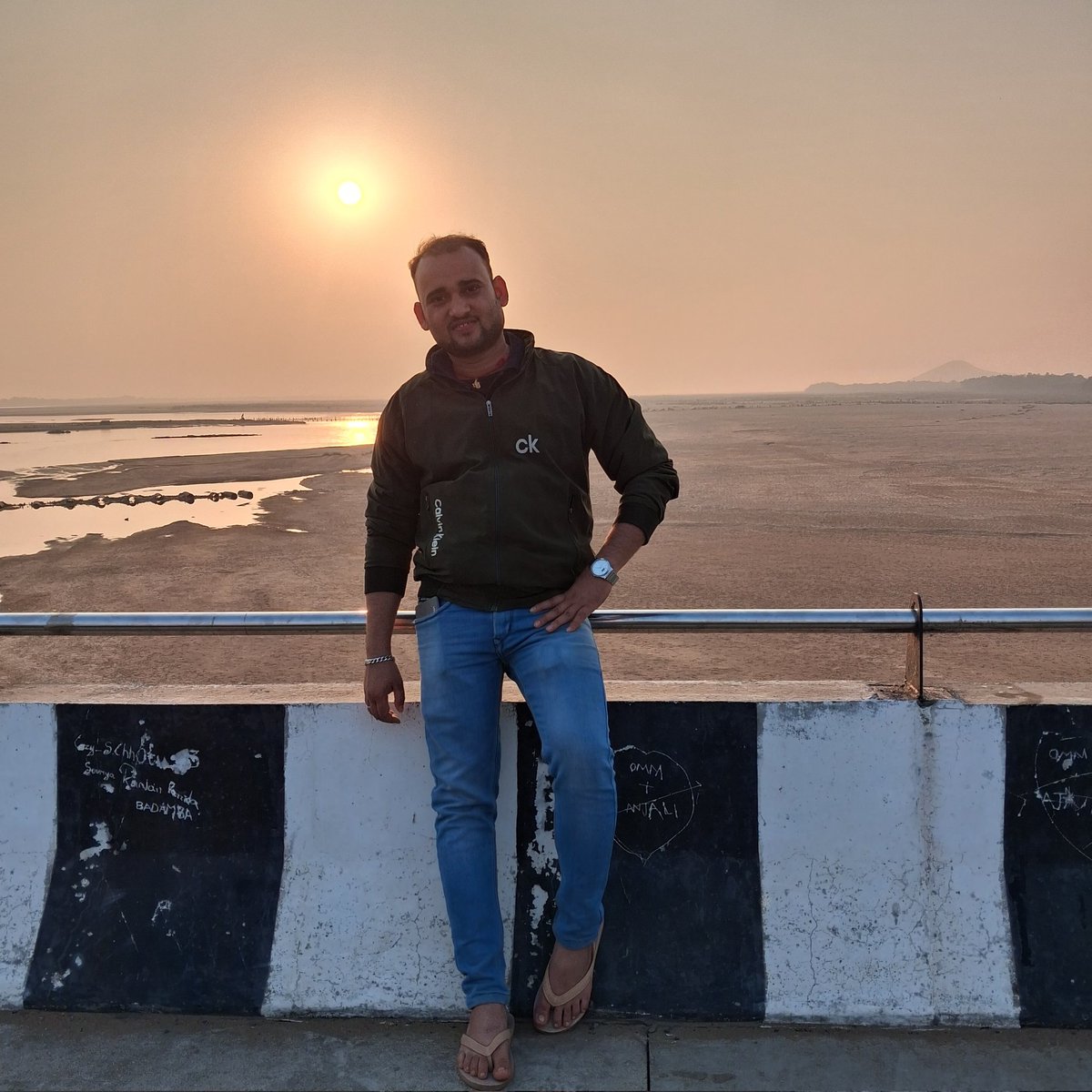 dllwale143's tweet photo. "କଷ୍ଟ"
ଯିଏ ନିଜର କଷ୍ଟ କାହାକୁ ବି କହେନି
ତାମାନେ ନୁହେଁ ଯେ ତାକୁ କଷ୍ଟ ହୁଏନି... 
ବାସ୍ ସିଏ ଏଇଥୂପାଇଁ ଚୁପ୍ ରହିଯାଏ ଯେ
ସିଏ ଜାଣିଛି ସେ କହିଲେ ବି
ତା କଷ୍ଟକୁ କେହି ବୁଝି ପାରିବେନି.. https://t.co/lZ6eVYKSzu