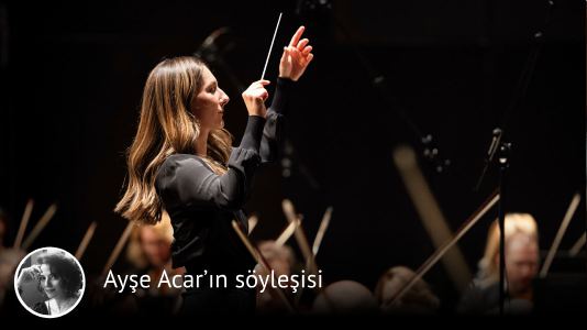 t24comtr's tweet photo. 🎶 Orkestra Şefi Nisan Ak: Umutlu kalmak bir direniştir

📌  New York’da gerçekleşecek “Sounds of Displacement / Göç” başlıklı konserle yapacak. Konser vesilesiyle, Ak’la biraraya geldik, kendi göç hikayesinden, müziğin göçün duygusal haritasındaki yerine uzanan keyifli bir sohbet gerçekleştirdik. Spotify’larınızın ayarını “Ele Güne Karşı Yapayalnız” a getirip, öyle dinleyiniz

✍️ Ayşe Acar'ın söyleşisi...

https://t.co/mmpfsnZysF
