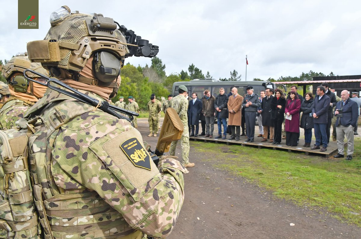 Exercito_pt's tweet image. 🪖 Esta manhã, o 𝐄𝐱é𝐫𝐜𝐢𝐭𝐨 🇵🇹 recebeu a visita da 𝐂𝐨𝐦𝐢𝐬𝐬ã𝐨 𝐝𝐞 𝐃𝐞𝐟𝐞𝐬𝐚 𝐍𝐚𝐜𝐢𝐨𝐧𝐚𝐥 no Regimento de Comandos.

Desde sempre a honrar Portugal!
#ExércitoPortuguês #Comandos #Paraquedistas #OperaçõesEspeciais