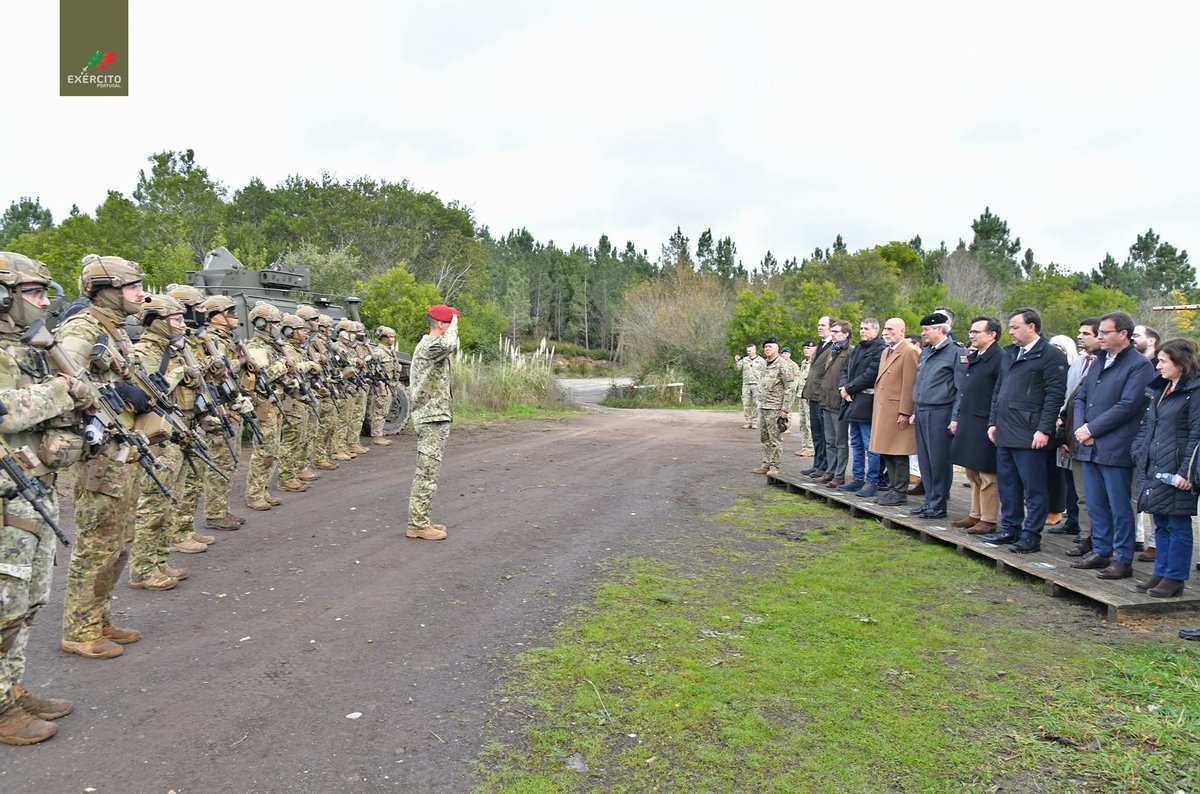 Exercito_pt's tweet image. 🪖 Esta manhã, o 𝐄𝐱é𝐫𝐜𝐢𝐭𝐨 🇵🇹 recebeu a visita da 𝐂𝐨𝐦𝐢𝐬𝐬ã𝐨 𝐝𝐞 𝐃𝐞𝐟𝐞𝐬𝐚 𝐍𝐚𝐜𝐢𝐨𝐧𝐚𝐥 no Regimento de Comandos.

Desde sempre a honrar Portugal!
#ExércitoPortuguês #Comandos #Paraquedistas #OperaçõesEspeciais