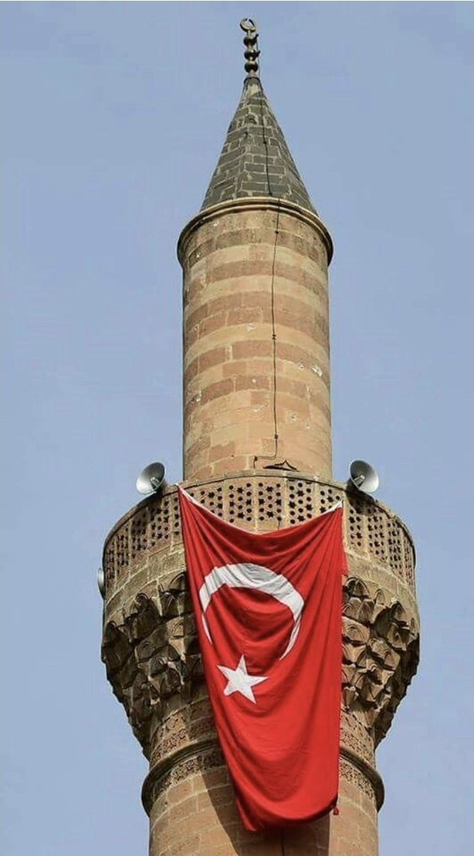 ...Malazgirt'te Alparslan'ın dilinde,
Surlarda Ulubatlı'nın elinde,
Çanakkale cihadının yılında;
Zemin kan kırmızı, ayyıldızı ak,
O mübarek bayrak, işte bu bayrak...