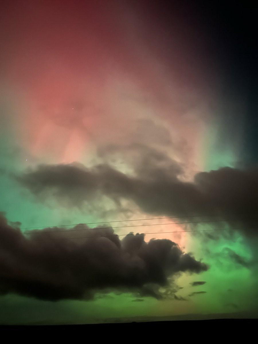 Jools_T's tweet photo. What an amazing show of the #merrydancers over Orkney last night! The colours were clear to the naked eye - not seen that for a long time! #aurora #Auroraborealis #Northernlights #MerryDancers https://t.co/wZ8Vcj1rZD