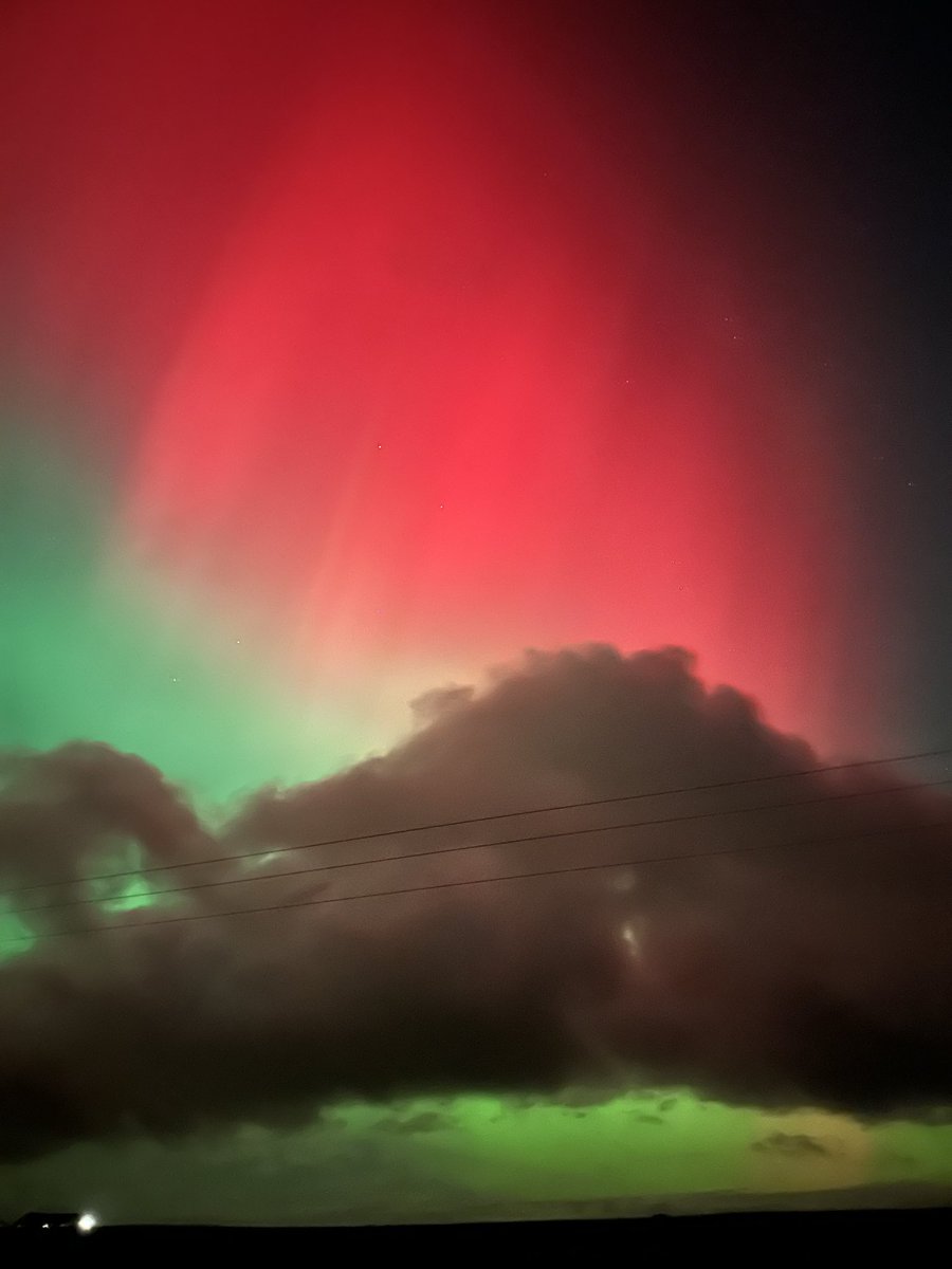 Jools_T's tweet photo. What an amazing show of the #merrydancers over Orkney last night! The colours were clear to the naked eye - not seen that for a long time! #aurora #Auroraborealis #Northernlights #MerryDancers https://t.co/wZ8Vcj1rZD