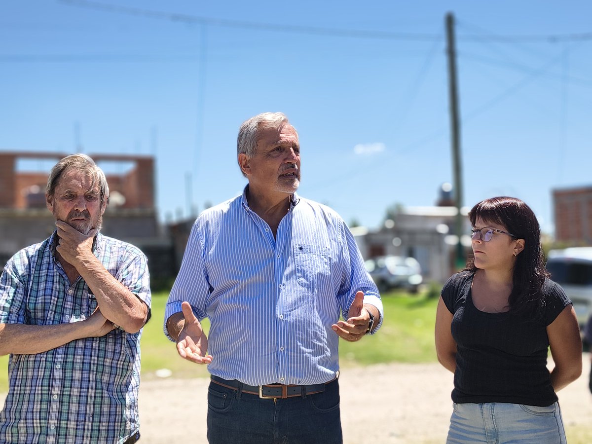 🙌Hoy junto a las concejalas @m_eva_ayala y @melicenturionmdp recorrimos las obras que está realizando <a href="/OpisuPba/">OPISU PBA</a>

✔️Una muestra más de la del gobierno provincial de trabajar para que las y los vecinos de cada lugar tengan mejores condiciones de vida.

<a href="/Kicillofok/">Axel Kicillof</a>