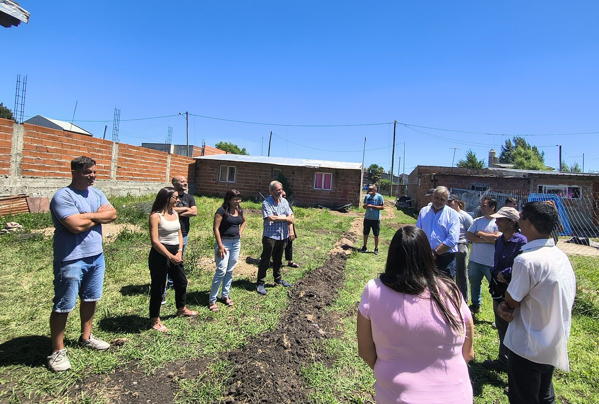 RaulCalamante's tweet photo. 🙌Hoy junto a las concejalas @m_eva_ayala y @melicenturionmdp recorrimos las obras que está realizando @OpisuPba

✔️Una muestra más de la del gobierno provincial de trabajar para que las y los vecinos de cada lugar tengan mejores condiciones de vida.

@Kicillofok https://t.co/z7Z9IClTam