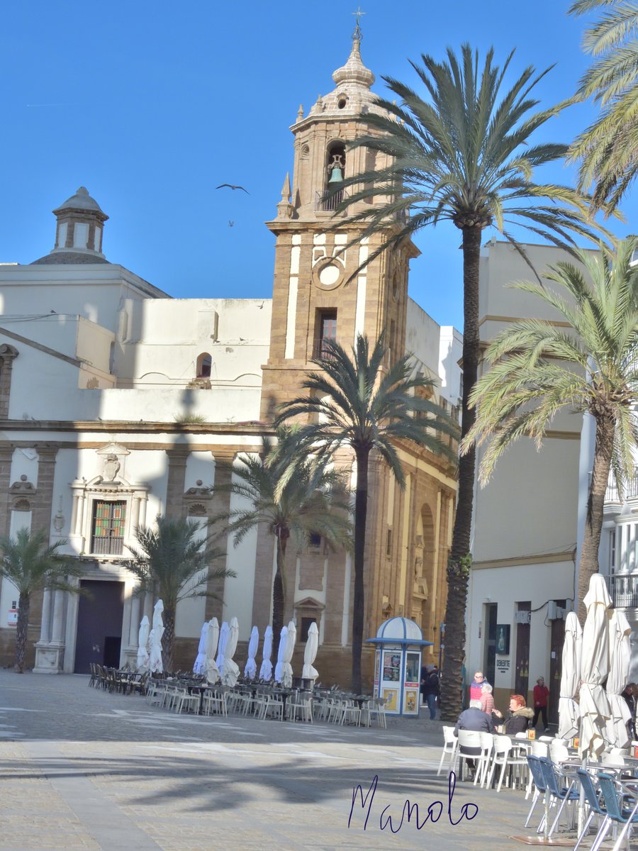 Cádiz. Vista parcial de La Plaza De La Catedral. La Iglesia de Santiago.