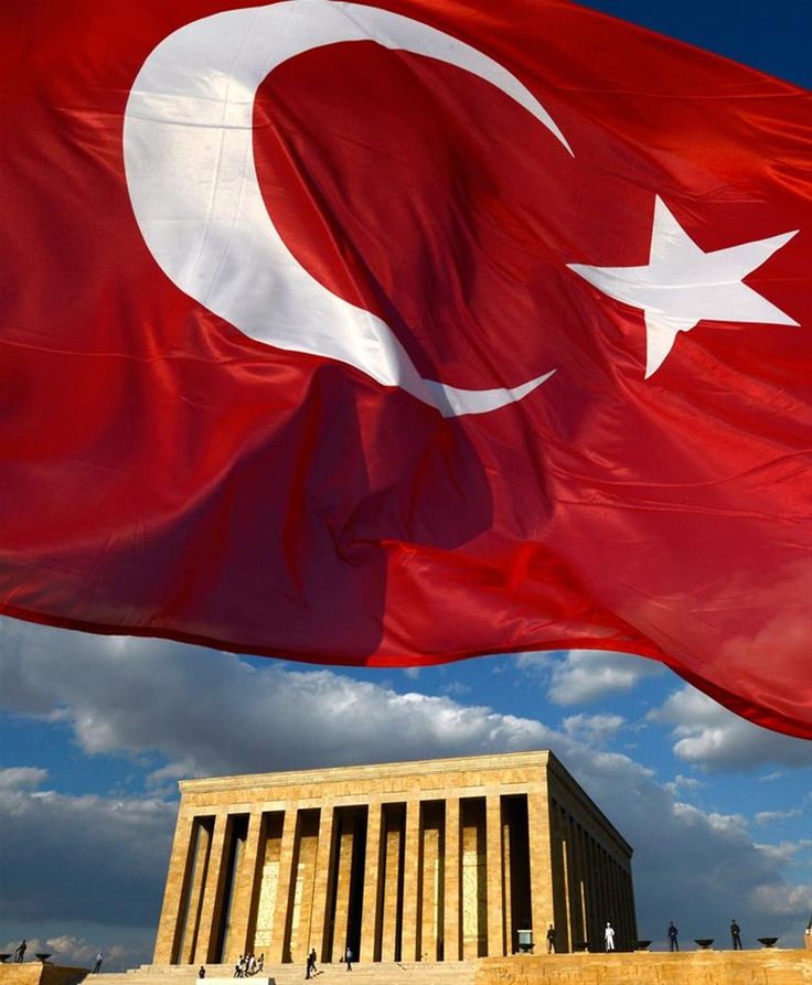 Ey şimdi süzgün, rüzgârlarda dalgalı;
Barışın güvercini, savaşın kartalı
Yüksek yerlerde açan çiçeğim.
Senin altında doğdum.
Senin dibinde öleceğim.
Arif Nihat Asya