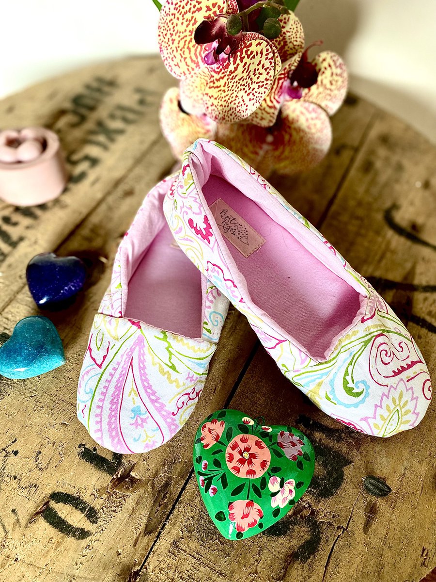 Necesito de la magia de tw, tengo estas babuchitas, las últimas que me quedan en talla XS. Valor 35k incluido envío. Un rt también me sirve.
Gracias. Te cu eme. 🫶🏻💜🩵🩷🧡