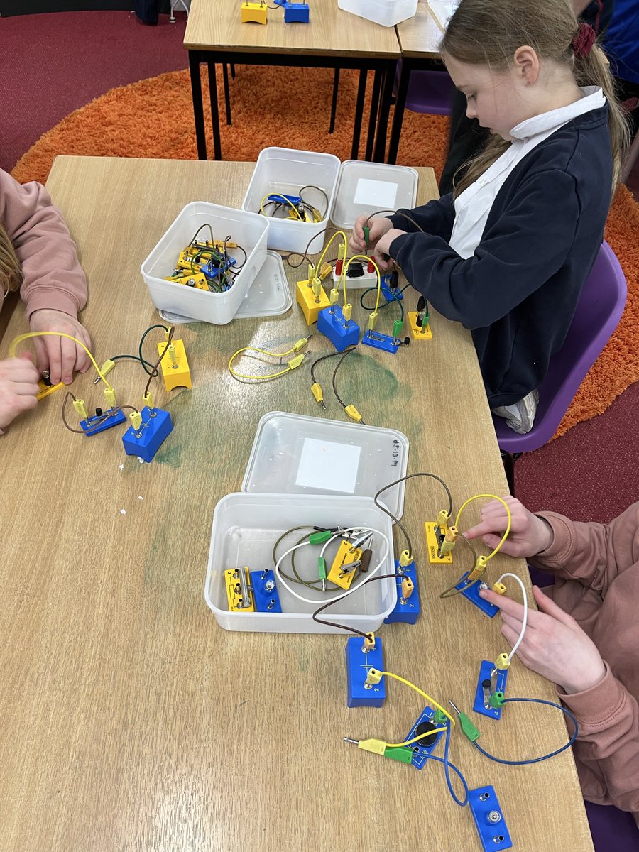 HermiAcadSci's tweet image. Static electricity and circuits today for Arrochar and Luss ⚡️ 🧑‍🔬 #UNCRCArticle29