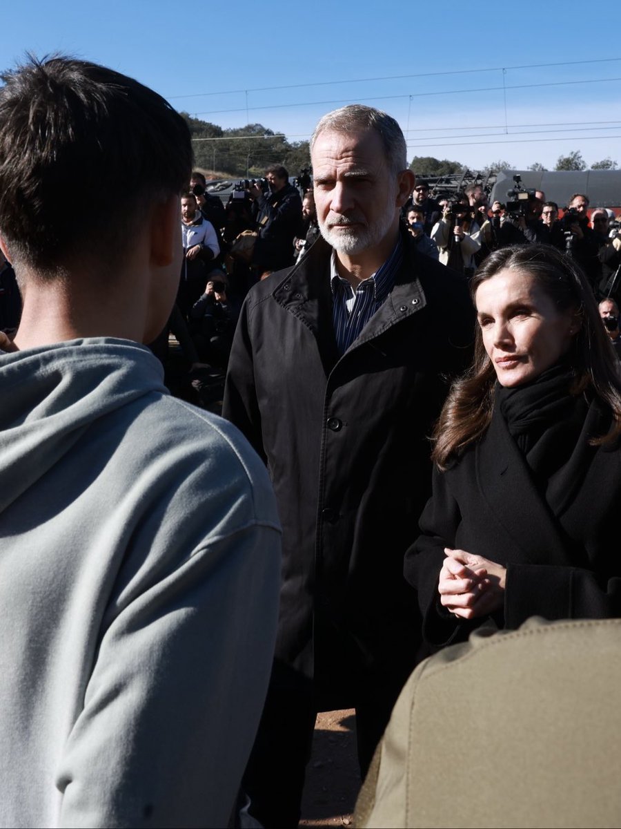 🇪🇸⚫️ Los Reyes de España han querido trasladar el cariño de todo el país a los afectados por el accidente ferroviario de Adamuz.

Nuestro reconocimiento una vez más a todos los servicios de Emergencia, voluntarios y vecinos por su encomiable esfuerzo.
