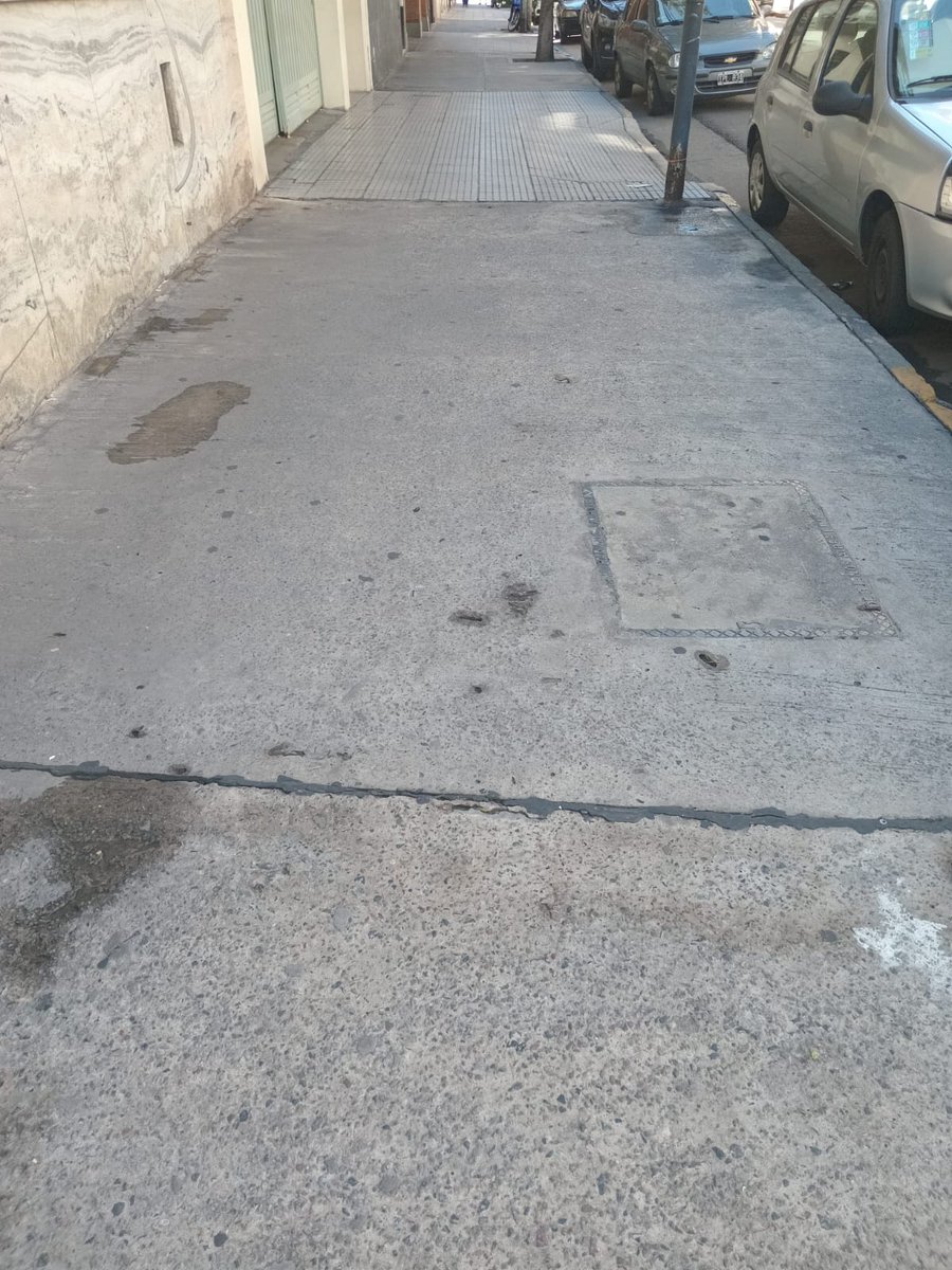 Dianacos's tweet photo. Esta es la vereda de Frías 301 en Villa Crespo. El @gcba la hizo mal y se filtra agua hacia el sótano además de estar muy desgastada. Pero la #Comuna15 se niega a repararla mientras hacen otras que están impecables. ¿Habrá alguna solución @ibaistrocchi? https://t.co/ZN9KSOeBTX