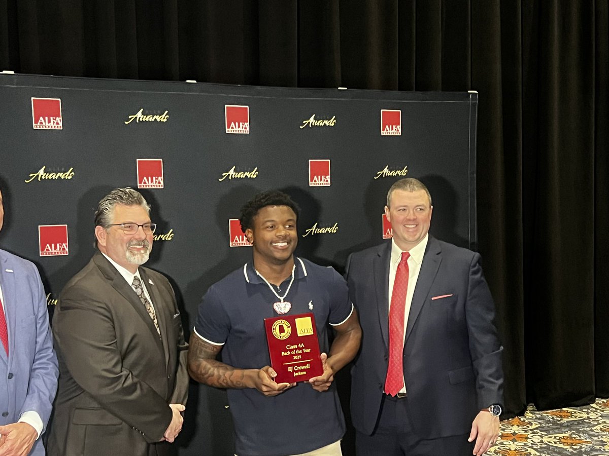 Alabama freshman RB Ezavier Crowell <a href="/EzavierCrowell/">Ezavier Crowell</a> earns 4A Back of the Year Award.