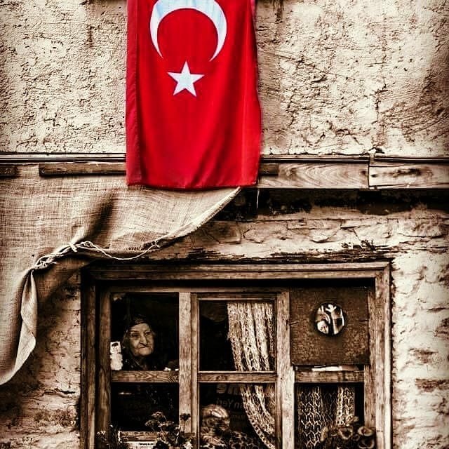 "Türkiye sadıklar yurdudur. 
Hainler gelip geçer, millet ve memleket bâki kalır."