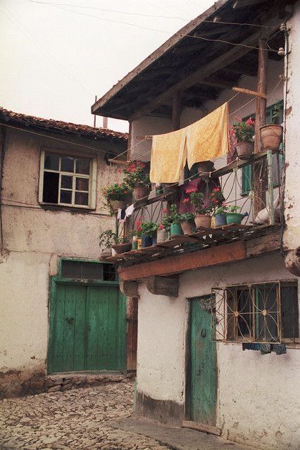 "Sonra değişti her şey evler, kapılar, kilitler..
En çok da hayatlar ve insanlar.."📖