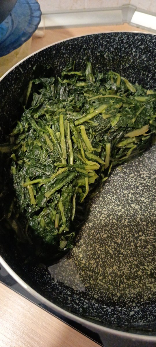 Ho scoperto perché questi spinaci fanno schifo... È cicoria! 😁🤣
E vabbè da spinaci dietetici a cicoria ripassata in padella è un attimo 😋