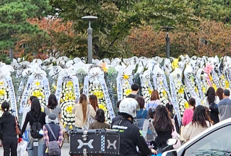 semanghan's tweet image. Wht abt the 1,000 flower wreaths with abusive messages sent to Seunghan when he was still in RIIZEin 2024? Isn’t he also an SM artist? He has faced massive harassment on X, with many reports filed through Kwangya, yet none have been addressed. Accounts like Bbongsonge, Suppadamy