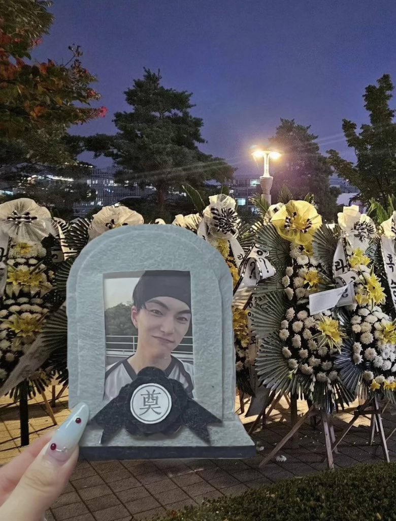 semanghan's tweet image. Wht abt the 1,000 flower wreaths with abusive messages sent to Seunghan when he was still in RIIZEin 2024? Isn’t he also an SM artist? He has faced massive harassment on X, with many reports filed through Kwangya, yet none have been addressed. Accounts like Bbongsonge, Suppadamy