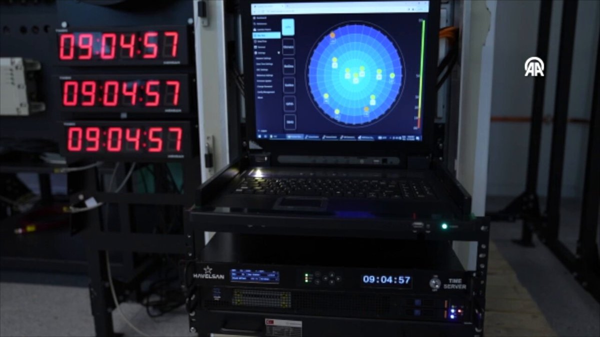Askeri ve sivil sektörlerin en kritik ihtiyaçlarından biri olan ve hassas zaman senkronizasyonu sağlayan "zaman sunucusu" HAVELSAN tarafından millileştirildi.

Dijital dünyada her işlem (bir füzenin fırlatılması, banka havalesi veya enerji şebekelerinin yönetimi) çok hassas bir