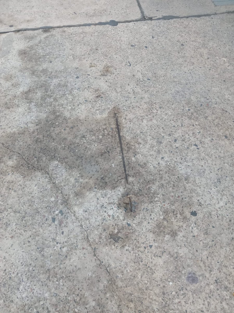 Dianacos's tweet photo. Esta es la vereda de Frías 301 en Villa Crespo. El @gcba la hizo mal y se filtra agua hacia el sótano además de estar muy desgastada. Pero la #Comuna15 se niega a repararla mientras hacen otras que están impecables. ¿Habrá alguna solución @ibaistrocchi? https://t.co/ZN9KSOeBTX