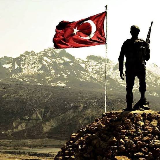 Terör örgütleri ve onların uzantıları bilmelidir ki; bu millet bayrağına uzanan hiçbir eli affetmez, devletimiz de asla gereğini yapmaktan geri durmaz.

Bayrağa uzanan el, kırılır!
Devlete kalkan baş kesilir!