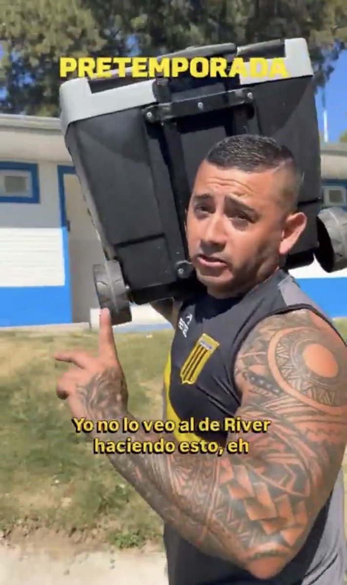 Capaz es por que el de River terminó el secundario y ve que tiene RUEDAS para justamente NO llevarla así!!