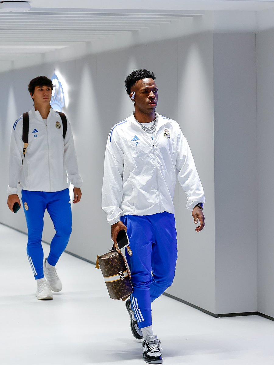 realmadriden's tweet image. 👋 Hello team!