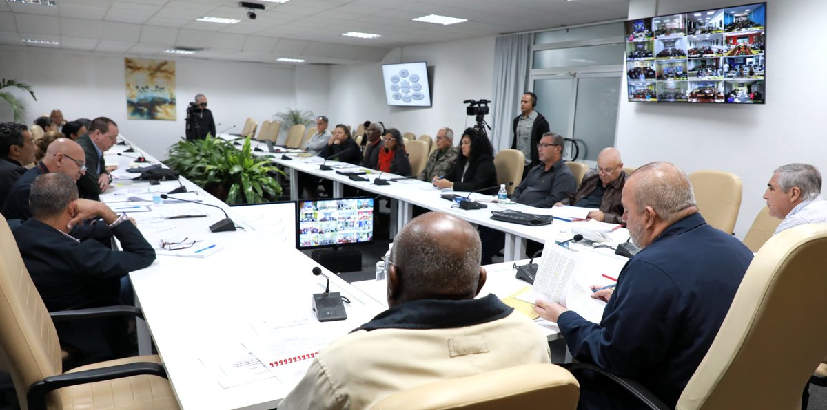 En reunión con los gobernadores evaluamos las acciones de enfrentamiento a las ilegalidades urbanísticas y la marcha de los Programas de Atención Materno Infantil y de la Vivienda. 
Ante las mismas complejidades, hay provincias que avanzan y otras no.
#ProgramaDeGobierno