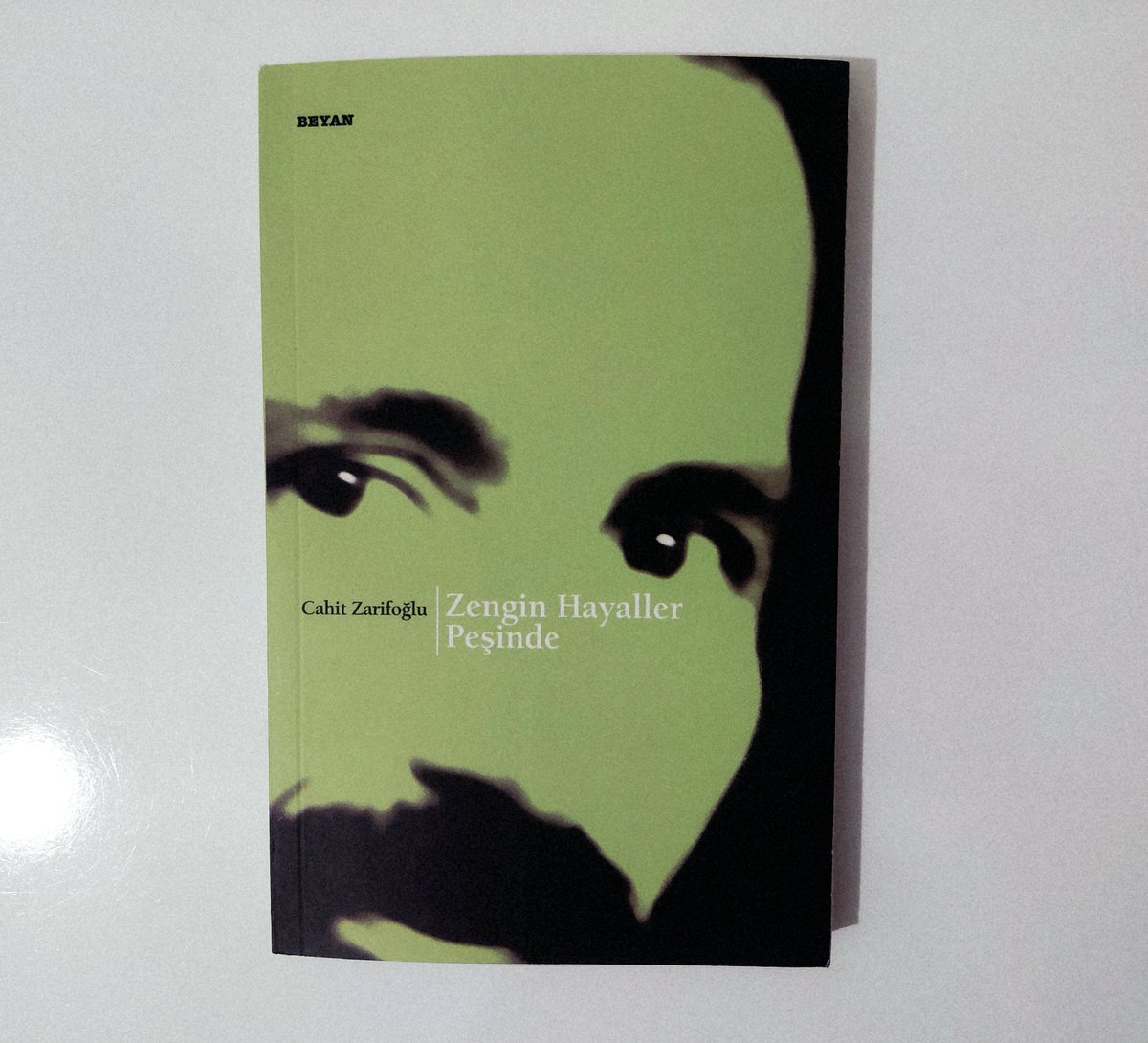 Çok uzun zaman sonra kitap siparişi verdim. Annem kitaplara baktı Cahit Zarifoğlu'nun kitap kapağını görünce şey dedi "bu herif sende vardı bi daha mı aldın" . afsjajsjs