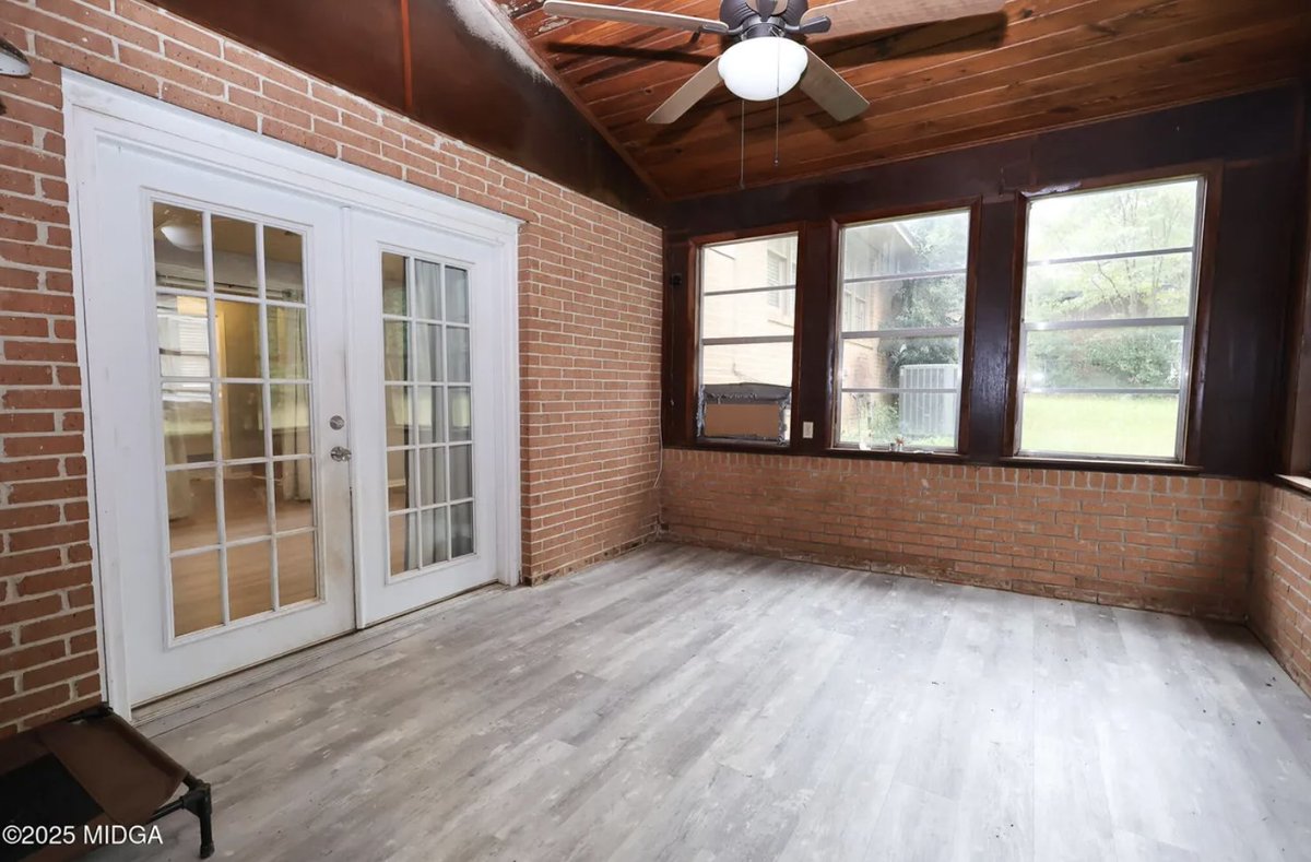 oldhouseunder50's tweet image. $199,900
This move-in ready #Georgia #splitlevel home features four bedrooms, 2.5 baths, and two spacious living areas, offering ample space for family gatherings and entertaining. oldhousesunder50k.com/c-1968-move-in…