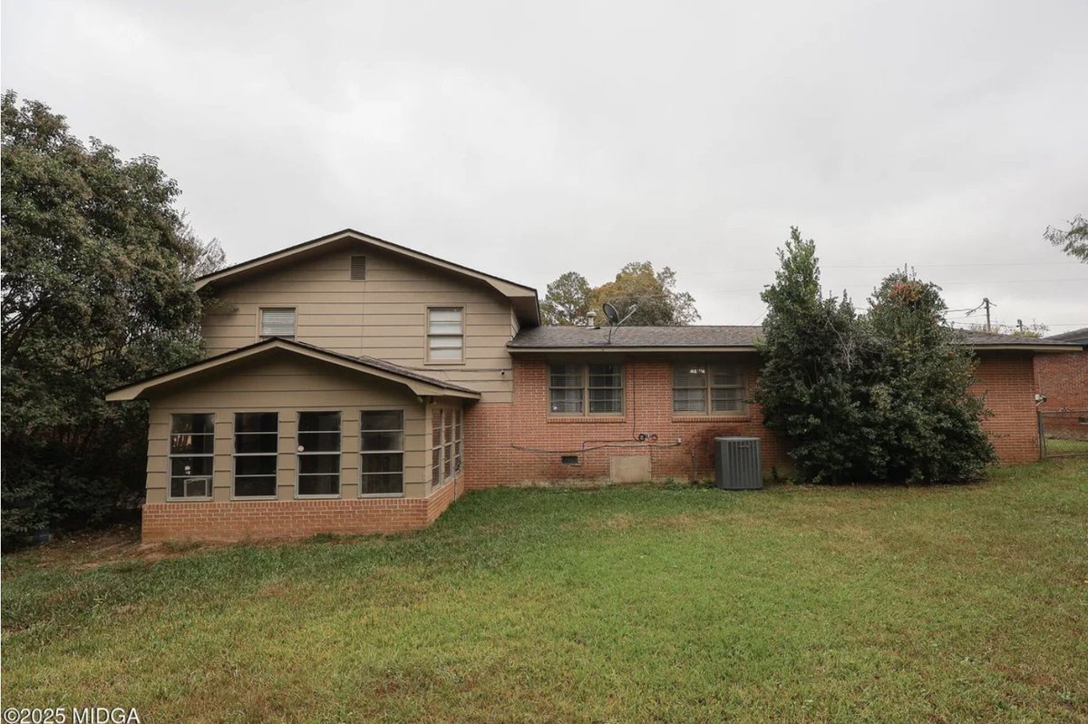 oldhouseunder50's tweet image. $199,900
This move-in ready #Georgia #splitlevel home features four bedrooms, 2.5 baths, and two spacious living areas, offering ample space for family gatherings and entertaining. oldhousesunder50k.com/c-1968-move-in…