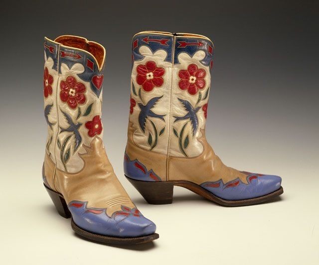artenpedia's tweet image. Gene Autry’s favorite pair of boots, custom made in the 1930s. Autry Museum.