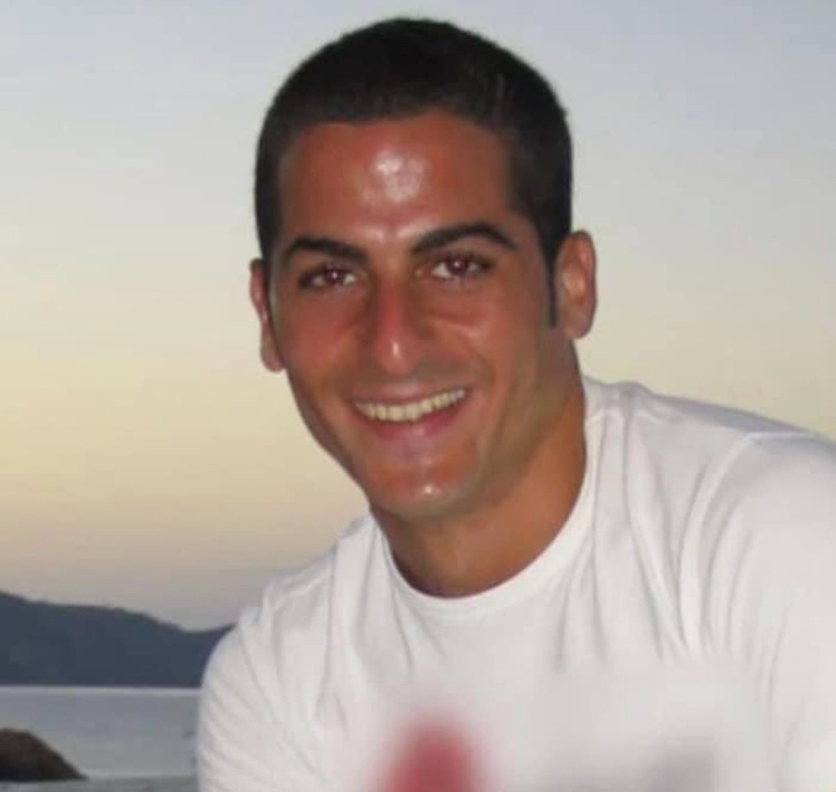 On ne fait pas d’échelle dans la souffrance, jamais. Pourtant, ce crime de haine me hante depuis 20 ans. #IlanHalimi jamais crime de haine ne fut aussi barbare, absurde, violent et gratuit. N’oublions jamais Ilan! L’#antisemitisme existe, et il tue. 
Ilan, tué uniquement parce