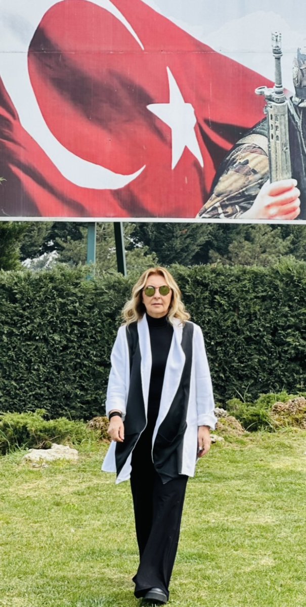 Sana benim gözümle bakmayanın
Mezarını kazacağım.
Seni selamlamadan uçan kuşun
Yuvasını bozacağım.
Dalgalandığın yerde ne korku, ne keder...
Gölgende bana da yer ver.
Sabah olmasın, günler doğmasın ne çıkar:
Yurda ay yıldızının ışığı yeter. 🇹🇷