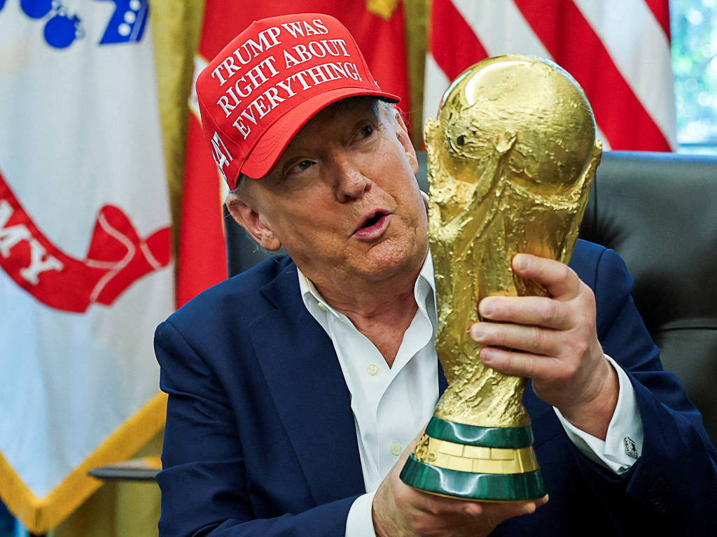 liberta___depre's tweet photo. Atenção!⚠️

Após ameaças de Donald Trump de anexar a Groenlândia, Alemanha avalia não participar da Copa do Mundo nos Estados Unidos.

“Se Donald Trump cumprir suas ameaças sobre a Groenlândia e desencadear uma guerra comercial com a UE, me custa imaginar que países europeus participem da Copa do Mundo”, declarou o deputado conservador Roderich Kiesewetter ao jornal Augsburger Allgemeine.

“Essa avaliação corresponde portanto às federações envolvidas, neste caso a DFB e a Fifa. O governo federal acatará essa avaliação”, afirmou a secretária de Estado de Esportes, Christiane Schenderlein

De acordo com uma pesquisa do instituto Insa para o Bild realizada na quinta-feira e sexta-feira com 1.000 pessoas, quase metade dos alemães (47%) aprovaria um boicote à Copa do Mundo em caso de anexação efetiva da Groenlândia por parte de Washington.

Quatro vezes campeã do mundo, a seleção alemã não falta a uma Copa do Mundo desde a imediata pós-guerra (1950).

Via: @AFP / @Estadao 

📷DFB Philipp Reinhard /📷Reuters