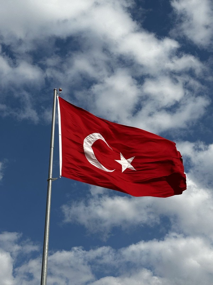 Bazılarının beğenmediği eski Türkiye’de bayrağa el uzatanın kafasına sıkılırdı. #BayrakNamustur