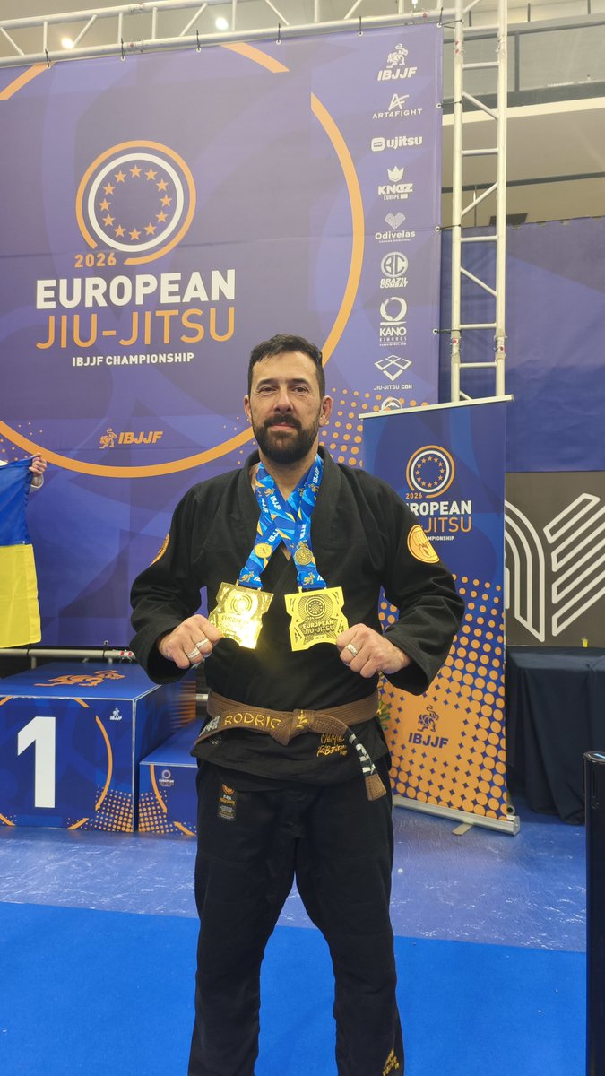policia's tweet image. Hoy queremos dar la enhorabuena a nuestro compañero👮Rodrigo García que ha logrado⤵️

🥇 Oro en la categoría Máster 4 (marrón)
🥉 Bronce en el absoluto (marrón)

En el campeonato de Europa IBJJF que se ha celebrado en #Lisboa 🇵🇹

Muy orgullosos de su ejemplo de esfuerzo y…