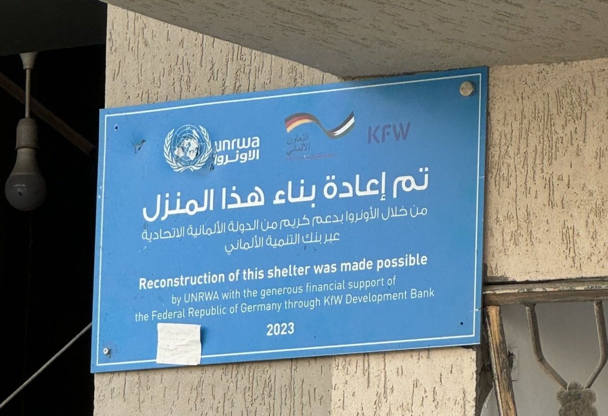 El 7 de octubre la alemana Shani Louk fue violada y arrastrada de la fiesta Nova por terrroristas de Hamas que desfilaron con su cuerpo por Gaza mientras la
gente la golpeaba y escupía. Encontraron su cuerpo ultrajado en un edificio de la <a href="/UNRWAes/">UNRWA.es</a> donado por… Alemania.