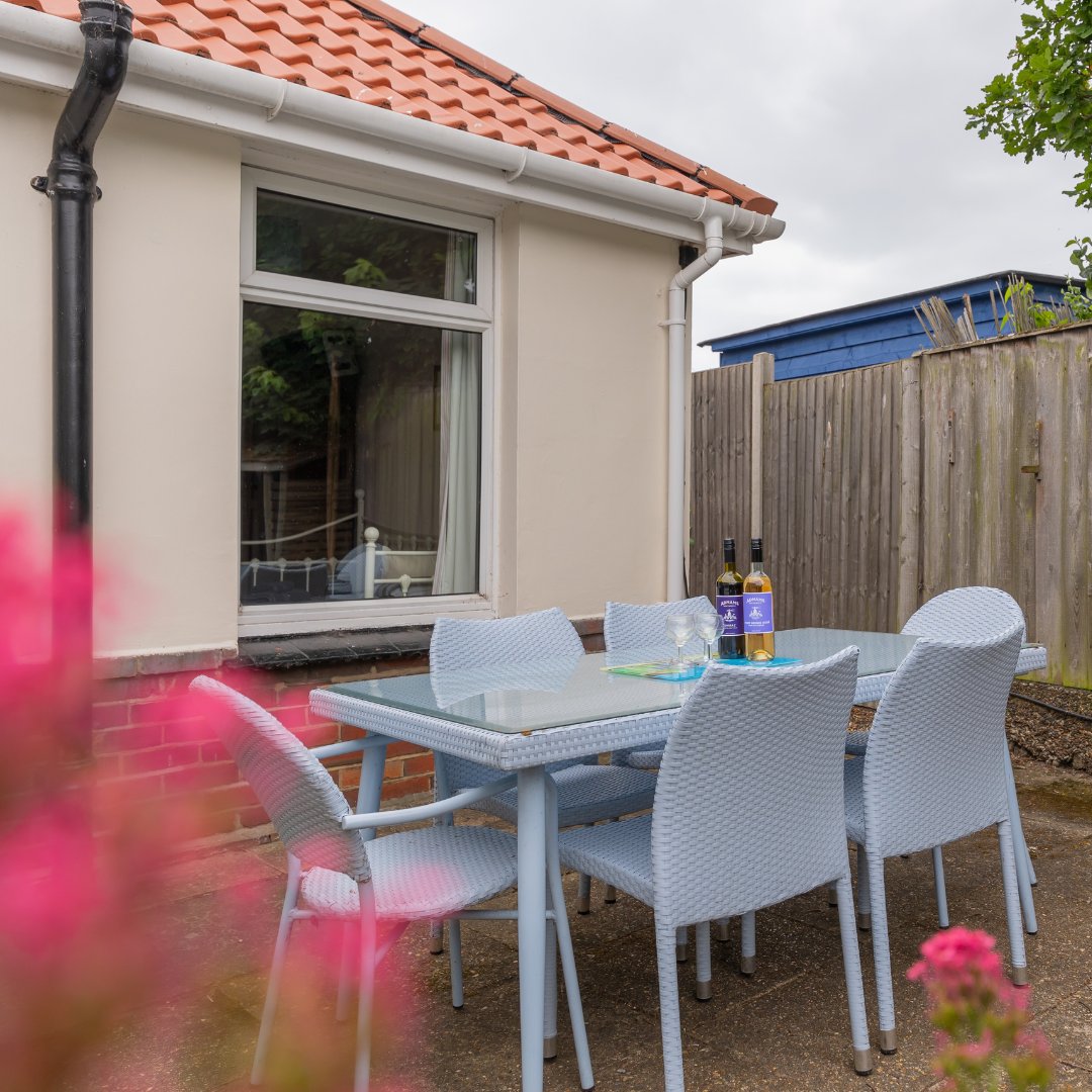 Still staring at your inbox in January gloom? Here's a better idea.

✨ Sleeps 5
🐾 #Dogfriendly  
🚗 Car parking available
🌊 5 min walk to Pier
🔥 Woodburning stove

tinyurl.com/yvkwyypf

#DurrantsHolidayCottages #Southwold #winterbreaks #weekendaway #suffolkcoast