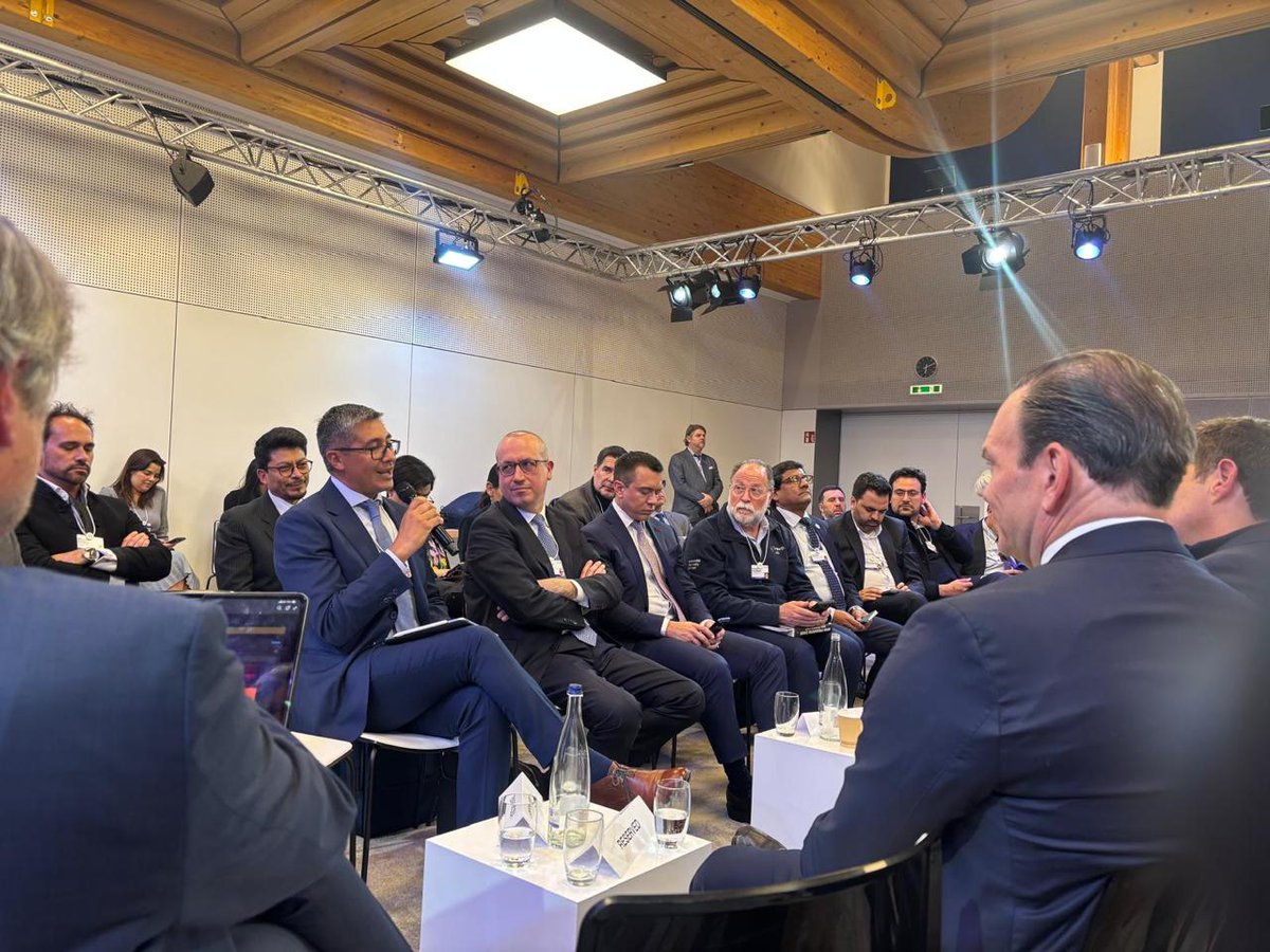 Hoy propusimos en <a href="/Davos/">World Economic Forum</a> que la inversión privada tiene que generar movilidad social y resultados concretos para la población.
Bolivia arrastra una imagen internacional equivocada que nos ha costado oportunidades durante años. Revertirla no depende de discursos, sino de reglas