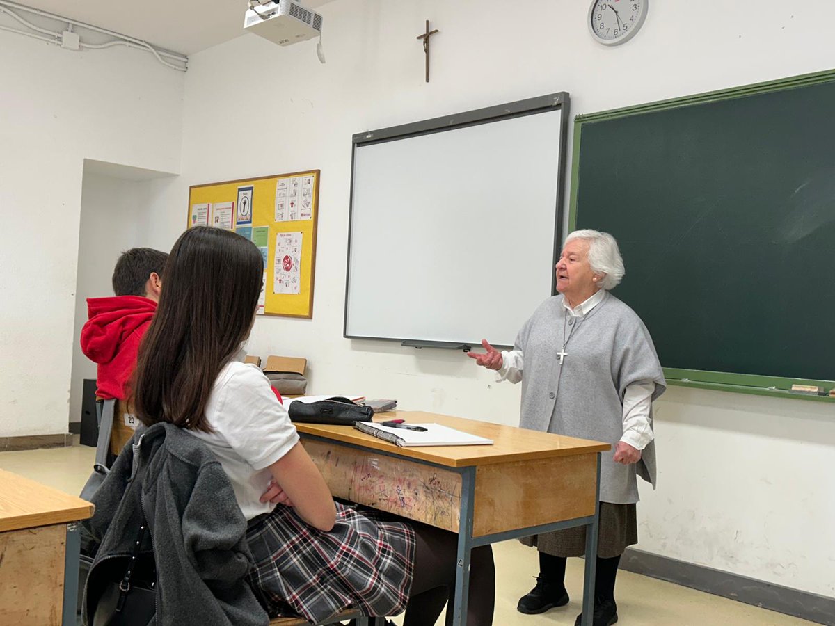 cscchamartin's tweet photo. Los alumnos de 3º ESO reciben a dos religiosas del Sagrado Corazón, Pilinchi Romero y Alicia Carro, para escuchar su testimonio de vida consagrada. Gracias por vuestro ejemplo y vuestra entrega. #colegioIB #FESB. https://t.co/QPXAowKjI9