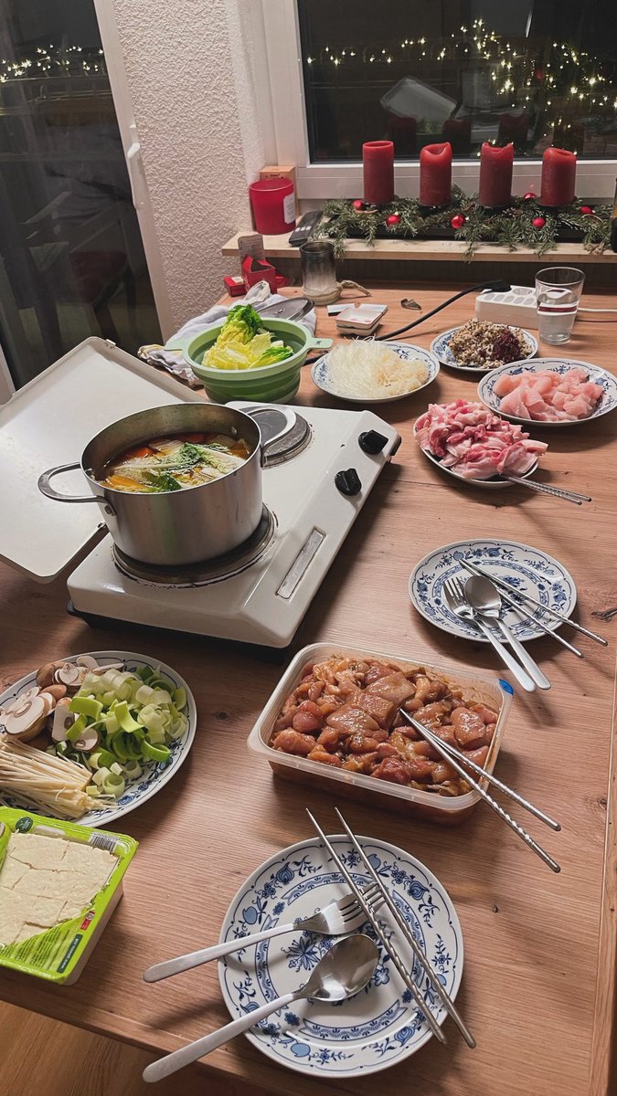 Tannam8D's tweet image. ละนี่นัดกินจิ้มจุ่มมื้อเย็นกับเพื่อนคนไทย กินกันเหงาๆ 2 คน แล้วคือนัดเที่ยงกินเย็น ของคือเอาที่มีติดตู้เย็นมาแบ่งกัน ยกเว้นหมูกับไก่ที่ซื้อตอนบ่าย