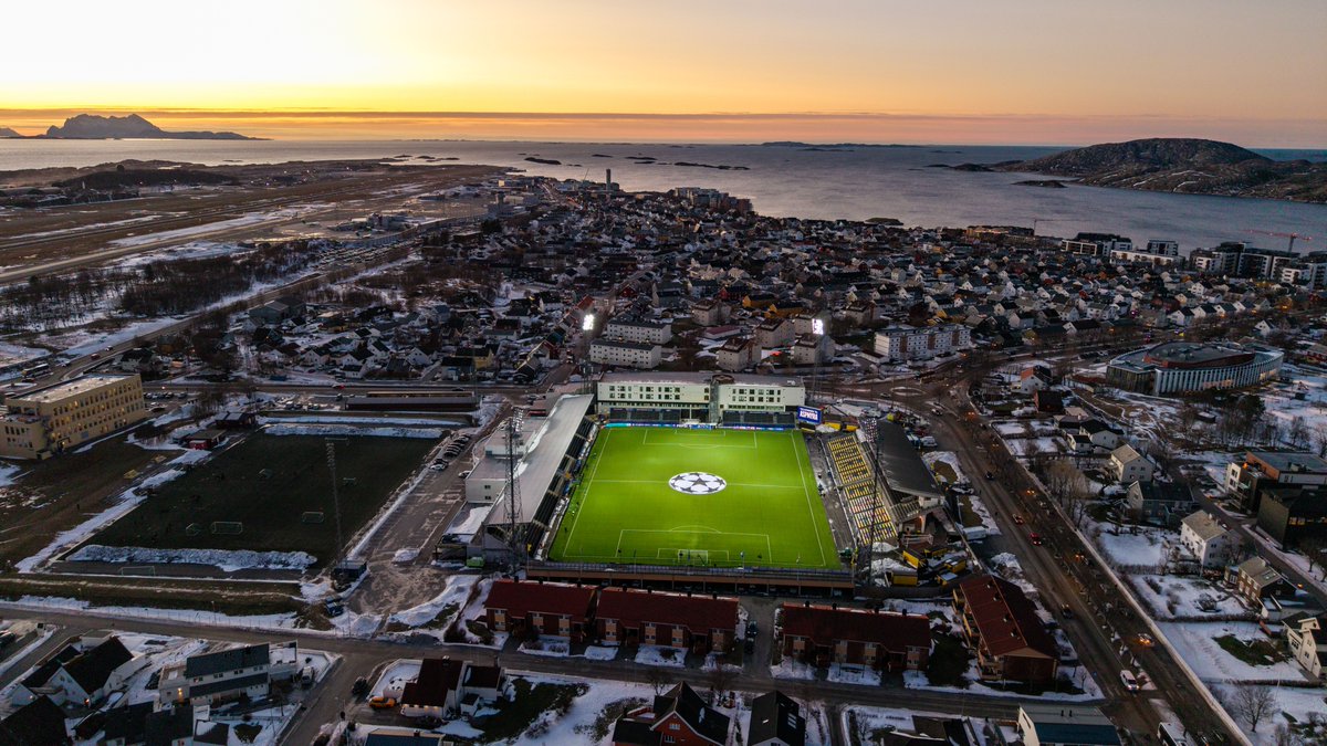 DataFutebol's tweet image. Simplesmente o estádio do Bodo Glimt, time norueguês que derrotou o Manchester City por 3x1 na Champions League. 

O clube é de uma cidade com cerca de 50 mil habitantes na Noruega! 🇳🇴

📸Jan Petter Dahl