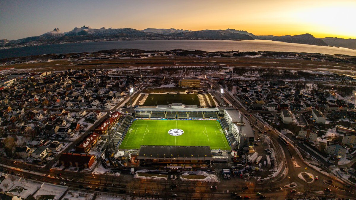 DataFutebol's tweet image. Simplesmente o estádio do Bodo Glimt, time norueguês que derrotou o Manchester City por 3x1 na Champions League. 

O clube é de uma cidade com cerca de 50 mil habitantes na Noruega! 🇳🇴

📸Jan Petter Dahl
