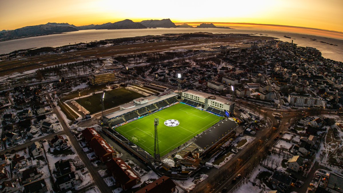 DataFutebol's tweet image. Simplesmente o estádio do Bodo Glimt, time norueguês que derrotou o Manchester City por 3x1 na Champions League. 

O clube é de uma cidade com cerca de 50 mil habitantes na Noruega! 🇳🇴

📸Jan Petter Dahl