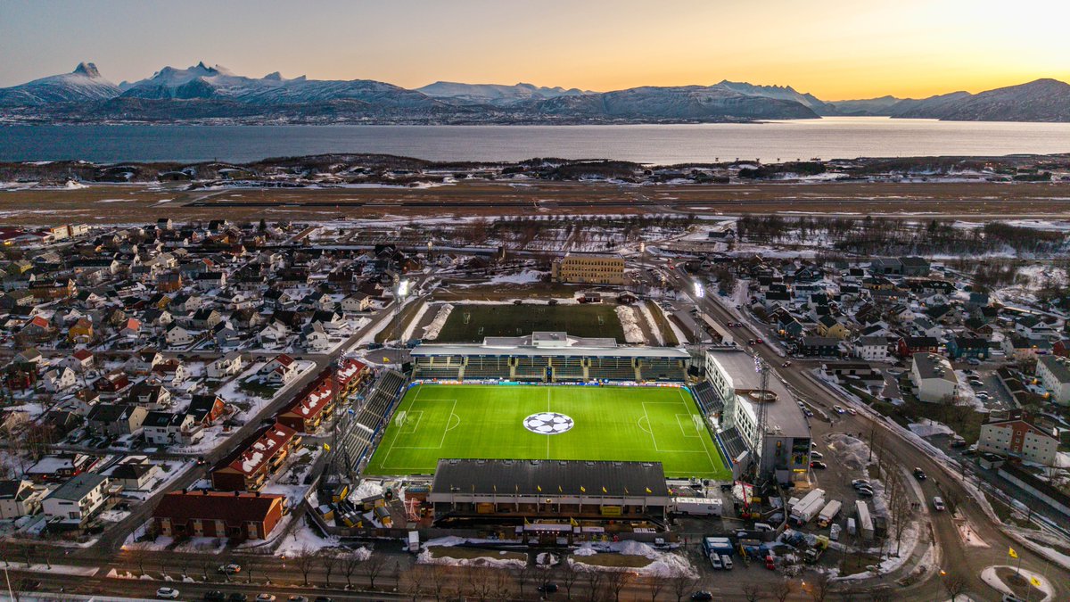 DataFutebol's tweet image. Simplesmente o estádio do Bodo Glimt, time norueguês que derrotou o Manchester City por 3x1 na Champions League. 

O clube é de uma cidade com cerca de 50 mil habitantes na Noruega! 🇳🇴

📸Jan Petter Dahl