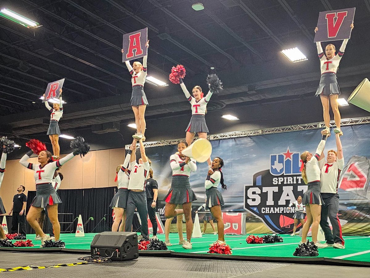 FortBendISD's tweet image. They brought the stunts, the jumps and the #FBISDPride! 📣🎉

Congratulations to the Travis and Clements High School cheer squads for placing in the top 10 of their divisions at the UIL Spirit State Championships!

Travis Cheer finished 9th in Coed, and Clements Cheer placed 10th…