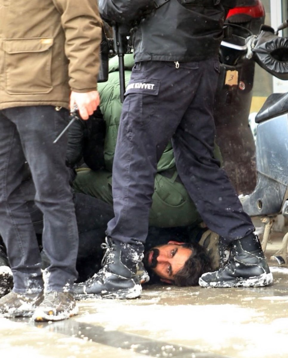 Rojava halkıyla dayanışmayı büyütmek ve halkların barış talebini dile getirmek amacıyla Van’da iki gün boyunca gerçekleştirilen barışçıl yürüyüş ve eylemlere kolluk güçleri tarafından sert ve hukuksuz şekilde müdahale edilmiştir. Kış şartlarına rağmen tazyikli su kullanılması ve